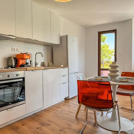 City Stay 1BR Near Mall Plovdiv with Workspace by Flat Manаger Пловдив
