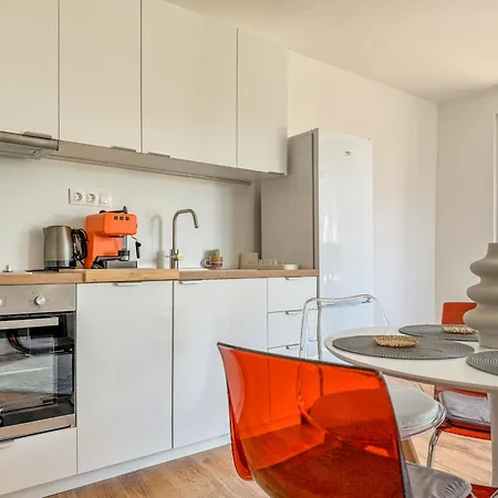 1br Near Mall With Workspace By Flat Manаger شقة بلوفديف